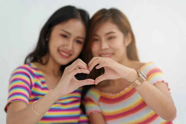 若いアジアの女性LGBTレズビアンカップルはベッドルームで幸せ瞬間を愛しています。LGBTQかゲイかプライドか. — ストック写真
