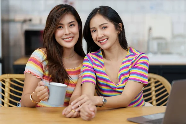 Unga asiatiska kvinnor HBTQ lesbiska par älskar stunder lycka i sovrummet. HBTQ eller Gay och stolthet konkpet. — Stockfoto