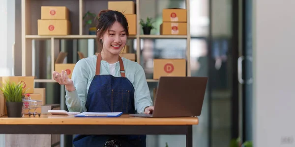 A portrait of Asian woman, e-commerce employee freelance with parcel box for deliver to customer. Online marketing packing box delivery concept. — Stockfoto