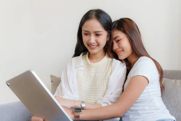 Unga asiatiska kvinnor HBTQ lesbiska par älskar stunder lycka i sovrummet. HBTQ eller Gay och stolthet konkpet. — Stockfoto