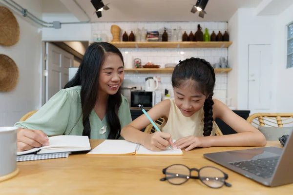 在家学习的亚洲母亲和在网上学习的年轻女生。电子学习在线教育概念. — 图库照片