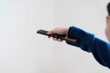 CHIANG MAI, THAILAND - 23 Mayıs 2022: Netflix uygulamasını akıllı TV 'de kullanan kadın