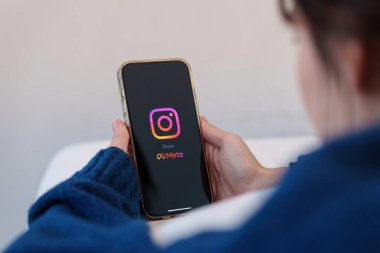 CHIANG MAI, THAILAND - 23 Mayıs 2022: Instagram uygulamasının arama sayfası ile iPhone 'u tutan bir kadın. Instagram en büyük ve en popüler sosyal ağdır..