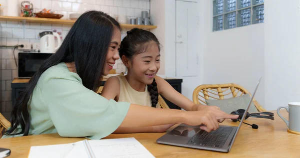 在家学习的亚洲母亲和在网上学习的年轻女生。电子学习在线教育概念. — 图库照片