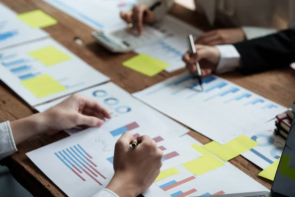 Business team brainstorming analizzare finanziario in ufficio. Business Corporate Management Planning Team Concept. — Foto Stock