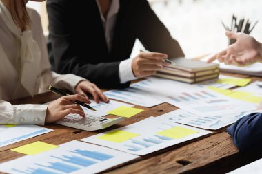 İş adamları ofisteki mali analizleri inceliyor. İş Kurumsal Yönetim Planlama Takımı Konsepti.