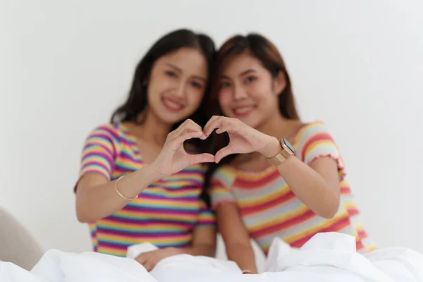 Jóvenes mujeres asiáticas LGBT pareja de lesbianas aman momentos de felicidad en el dormitorio. LGBTQ o Gay y concpet orgullo. — Foto de Stock