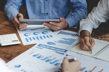 Bir grup Asyalı iş adamı finans planı hakkında danışmanlık yapıyor. Hesap kavramı.