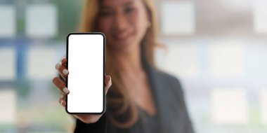 Bir kadın sürpriz yapıp cep telefonu ekranını gösteriyor. Reklamınız için boş ekran.