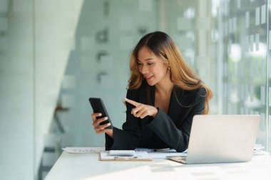 Bir iş kadını, dijital tasarruf hesabı açmak için online bankacılık programı kullanarak KYC 'yi tamamlıyor. Siber güvenliğin tanımı.