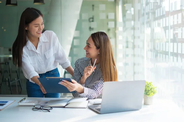 Grupo Empresarios Asiáticos Consultan Asesoramiento Sobre Plan Financiero Concepto Cuenta — Foto de Stock