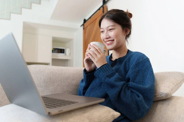 Porträtt Ung Asiatisk Kvinna Med Hjälp Sociala Medier Med Bärbar — Stockfoto