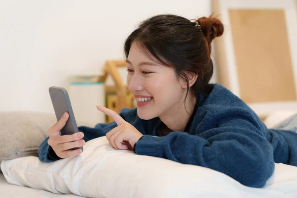 Portrait Young Asian Woman Chatting Her Friend Smartphone Sitting Floor — Stock Photo, Image