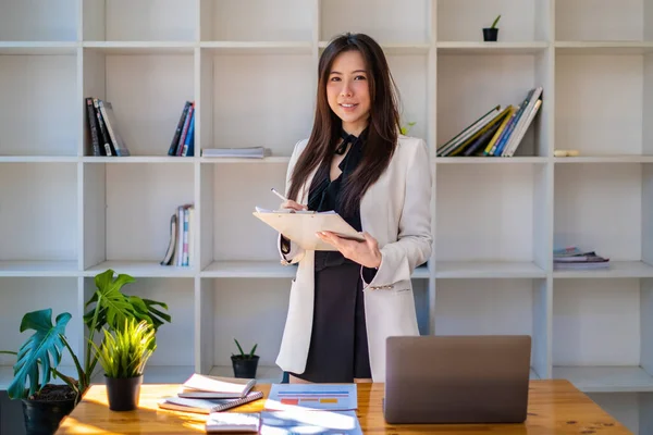 사무실에서 일하는 아시아 사업가의 — 스톡 사진