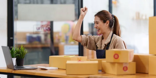 Portrait Asian Woman Commerce Employee Freelance Parcel Box Deliver Customer — Φωτογραφία Αρχείου