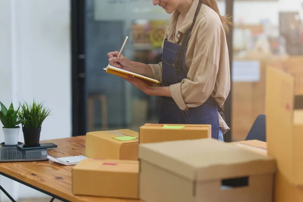 Portrait Asian Woman Commerce Employee Freelance Parcel Box Deliver Customer — Φωτογραφία Αρχείου