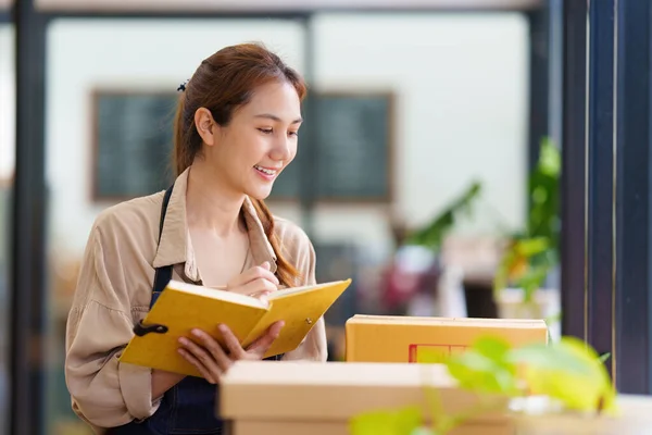 Portrait Asian Woman Commerce Employee Freelance Parcel Box Deliver Customer —  Fotos de Stock