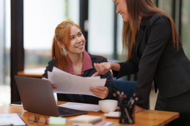 Büyük veriler üzerinde çalışan ve yönetimi yapan bir grup bilişim danışmanı ve şirketin mali belgelerini analiz