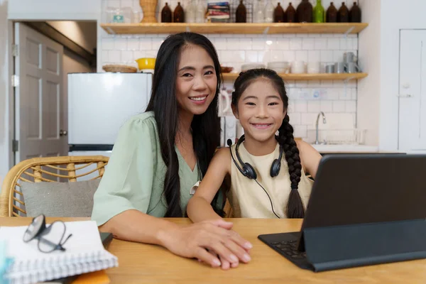 在家学习的亚洲母亲和在网上学习的年轻女生 电子学习在线教育概念 — 图库照片
