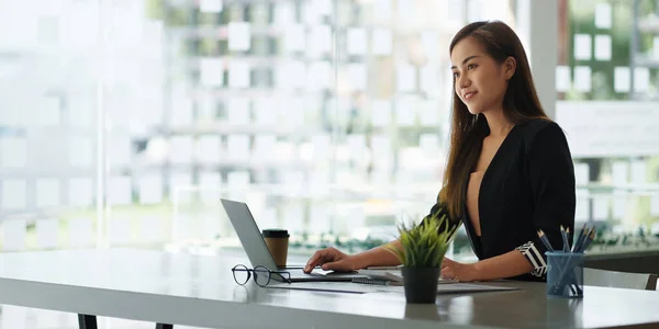 Retrato Empresaria Feliz Asiática Sonriendo Trabajando Oficina — Foto de Stock