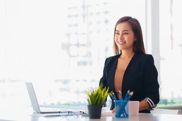 Retrato Empresaria Feliz Asiática Sonriendo Trabajando Oficina —  Fotos de Stock