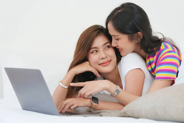 若いアジアの女性Lgbtレズビアンカップルはベッドルームで幸せ瞬間を愛しています Lgbtqかゲイかプライドか — ストック写真