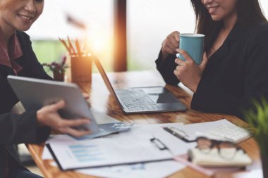 Bir grup Asyalı iş adamı finans planı hakkında danışmanlık yapıyor. Hesap kavramı