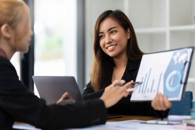 Bir grup Asyalı iş adamı finans planı hakkında danışmanlık yapıyor. Hesap kavramı