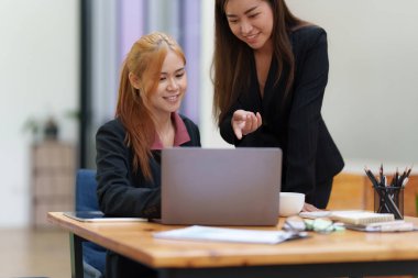 Bir grup iş görüşmeleri borsa yatırımını tartışıyor. Danışma ve buluşma kavramı