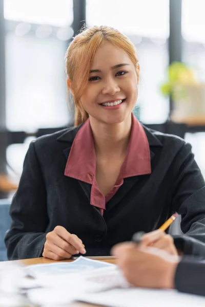 アジアの幸せなビジネスマンの笑顔とオフィスで働く女性の肖像画 — ストック写真