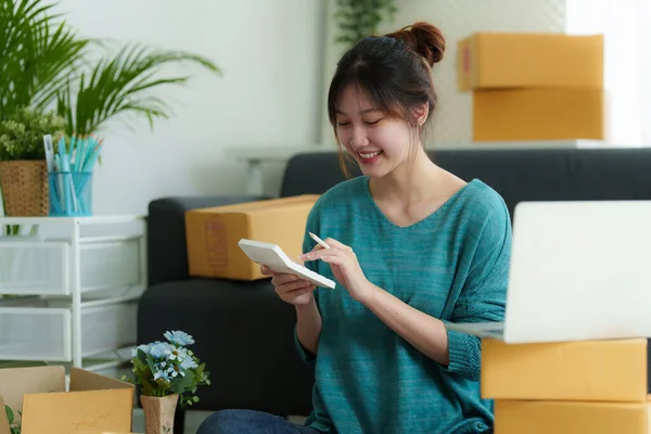 Asiatischer Kleinunternehmer Der Home Office Arbeitet Geschäftskundenmarkt Und Online Verkauf — Stockfoto