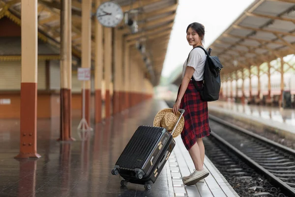 Young Traveler Woman Looking Friend Planning Trip Train Station Summer — Stok fotoğraf