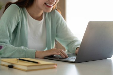 E-öğrenme, çevrimiçi, eğitim ve internet sosyal mesafesi COVID-19 virüs kavramından korunuyor. Asyalı kadın öğrenci video konferansı evde dizüstü bilgisayarda öğretmenle e-öğrenme