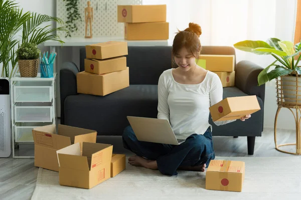 Portrait Asian Woman Commerce Employee Freelance Parcel Box Deliver Customer — Stockfoto