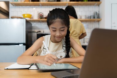 E-öğrenme, çevrimiçi, eğitim ve internet sosyal mesafesi COVID-19 virüs kavramından korunuyor. Asyalı kadın öğrenci video konferansı evde dizüstü bilgisayarda öğretmenle e-öğrenme