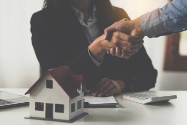 İş tokalaşması ve iş adamları. İşletme yöneticileri ortak iş anlaşmasını kutluyor. Emlakçı konsepti