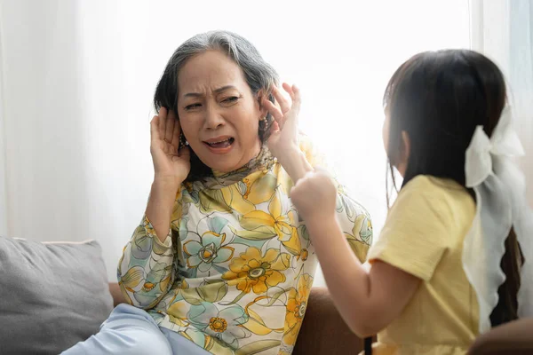 Nieta Gritando Pidiendo Atención Abuela Cierra Los Oídos Para Oír — Foto de Stock