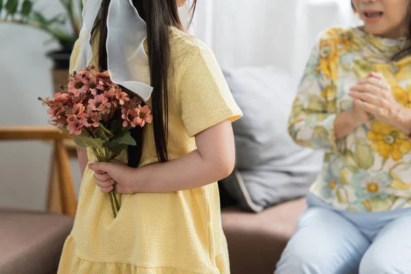 Feliz Momento Pequeña Hija Sorprender Madre Cariñosa Vacaciones Dando Flores — Foto de Stock