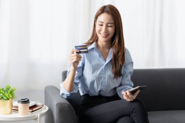 Bir iş kadını, dijital tasarruf hesabı açmak için online bankacılık programı kullanarak KYC 'yi tamamlıyor. Siber güvenliğin tanımı