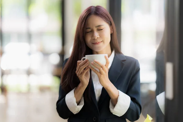 Ett Porträtt Asiatisk Glad Affärskvinna Leende Och Dricka Kaffe — Stockfoto