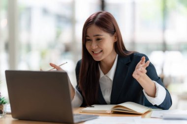 Digital Online toplantı konsepti. Asyalı İş kadını, iş yerindeki bilgisayarla ortaklarıyla konferans yapıyor.