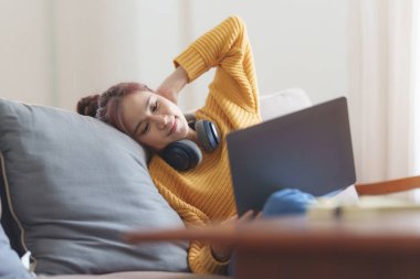 Genç üniversite öğrencisinin portresi, E-öğrenme, çevrimiçi, eğitim konsepti olarak adlandırılan video ile öğretmene soru ve cevap veriyor