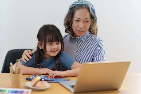 Kızımın evde annesiyle eğlendiği mutlu bir an. Küçük kız eğleniyor.