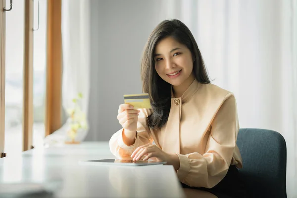 Portrait Asian Woman Using Online Pay Holding Credit Card Англійською — стокове фото