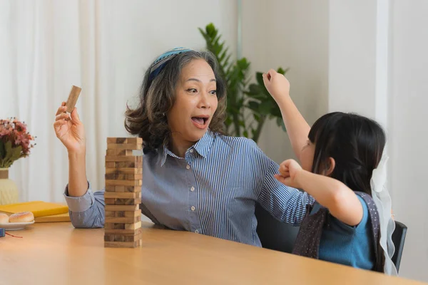 Felices Momentos Abuela Asiática Con Nieta Jugando Jenga Constructor Actividades — Foto de Stock
