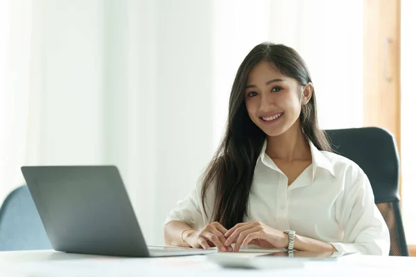 Koncept För Revision Företagsekonomi Porträtt Asiatiska Affärskvinna Analytics Marknadsföring Plan — Stockfoto