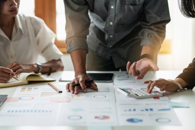 Bir grup İşadamı ve Muhasebeci, yolsuzluk hesabının soruşturulması için veri belgelerini inceliyor. Rüşvet karşıtı kavram