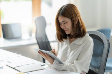 Fon yöneticileri danışma ve dijital tablet ile yatırım borsası analizi hakkında tartışmak