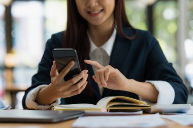 Bir iş kadını, dijital tasarruf hesabı açmak için online bankacılık programı kullanarak KYC 'yi tamamlıyor. Siber güvenliğin tanımı