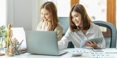 Fon yöneticileri takım danışmanlığı ve dijital tablet üzerinden yatırım borsası analizi hakkında tartışmalar